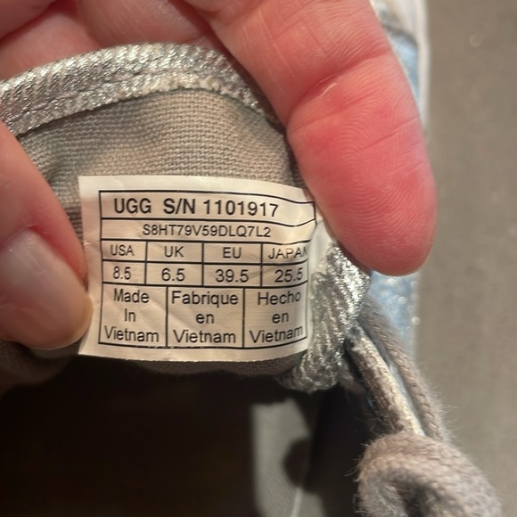UGG Aries Sneaker size 8.5 Silver Gray Laces - Picture 7 of 7
